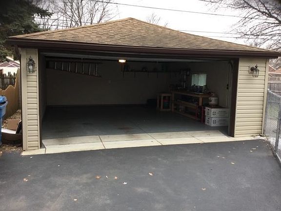 2nd image of 9122 Sproat Ave
