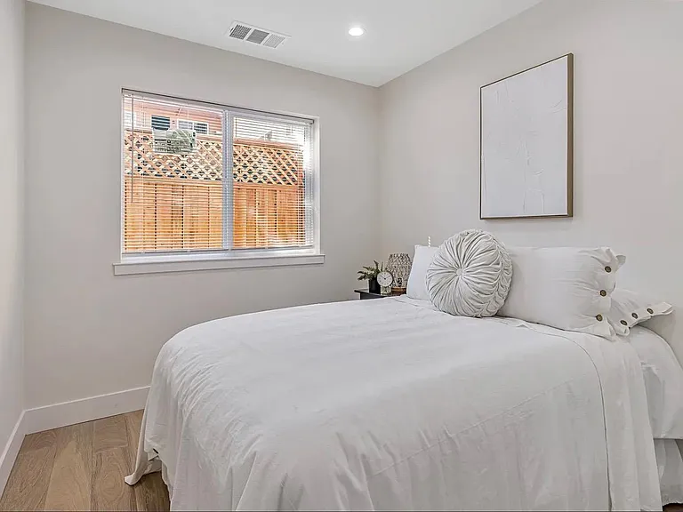 1372 Davis St — Photo 14