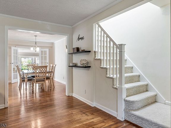 3rd image of 9 Midway Dr