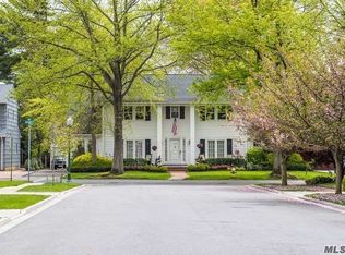 21 Bedford Ave, Rockville Centre, NY 11570