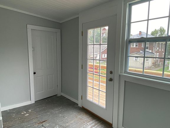 4th image of 904 Earnest St