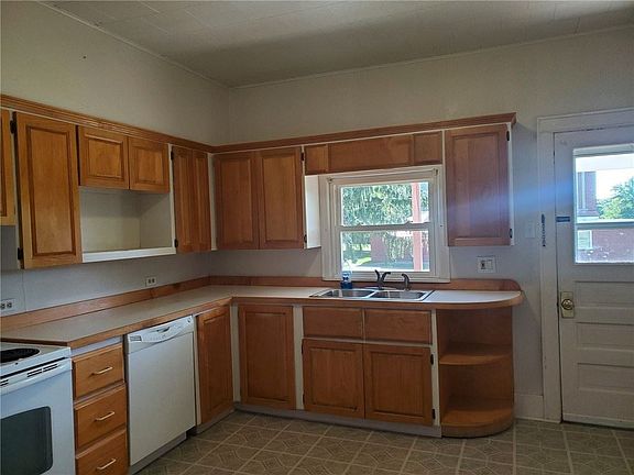 3rd image of 135 S Fairview Main St