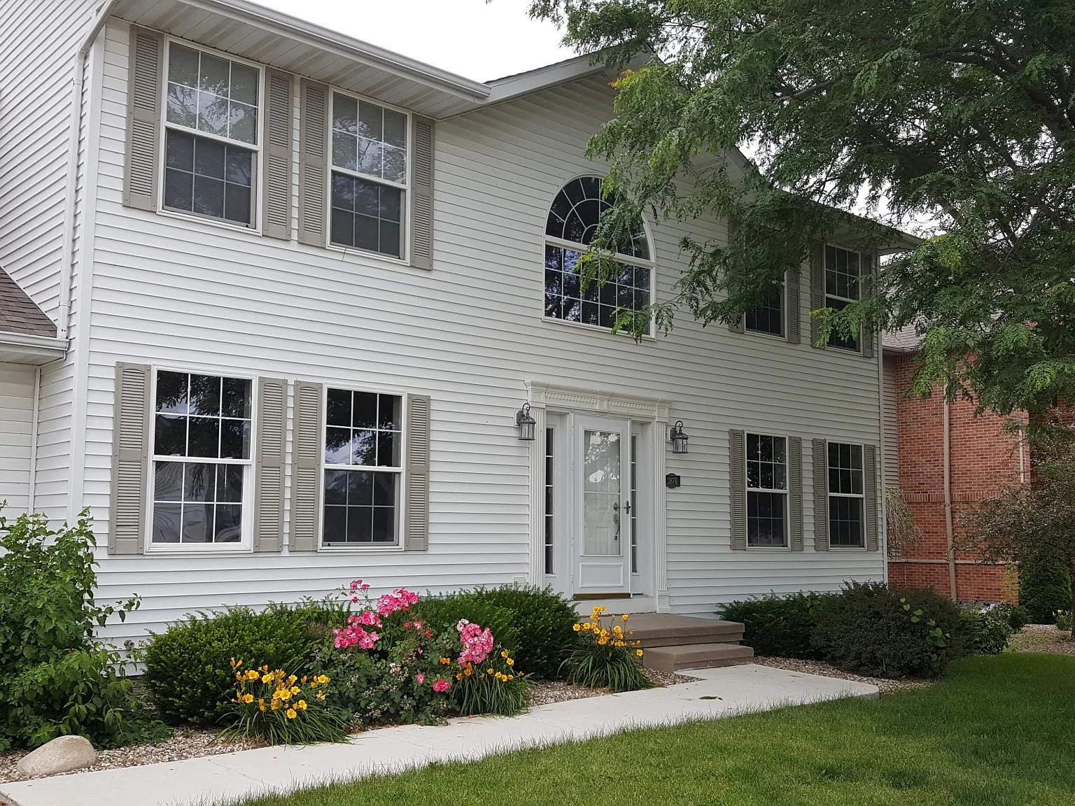 5 bed, 3.5 bath, 2358 sqft, $3,000 — Photo 1