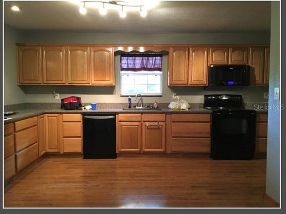 3rd image of 423 NW 202nd St