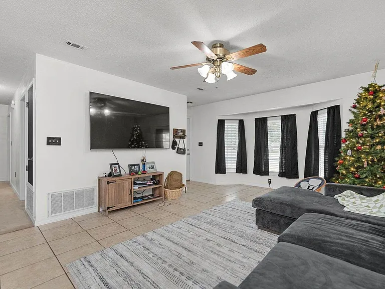 400 Brown Pl — Photo 3