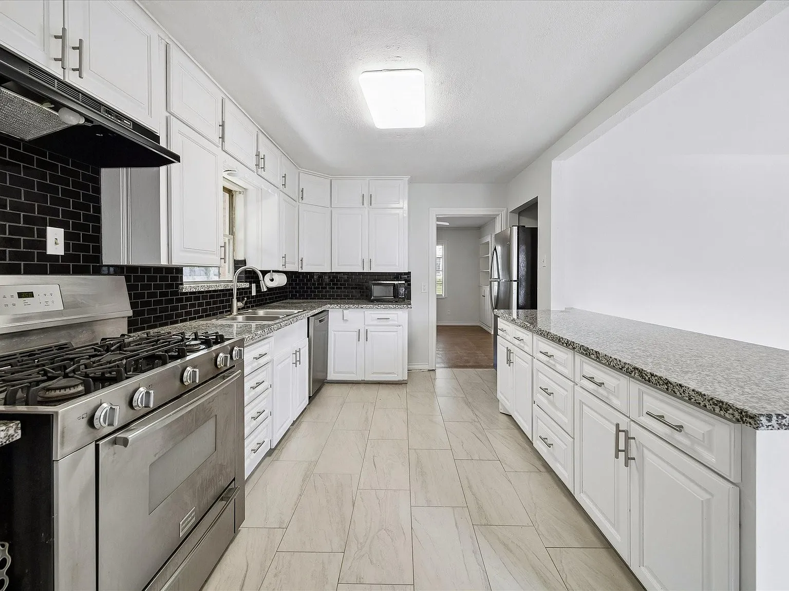 4 bed, 3.0 bath, 2742 sqft, $3,295 — Photo 3
