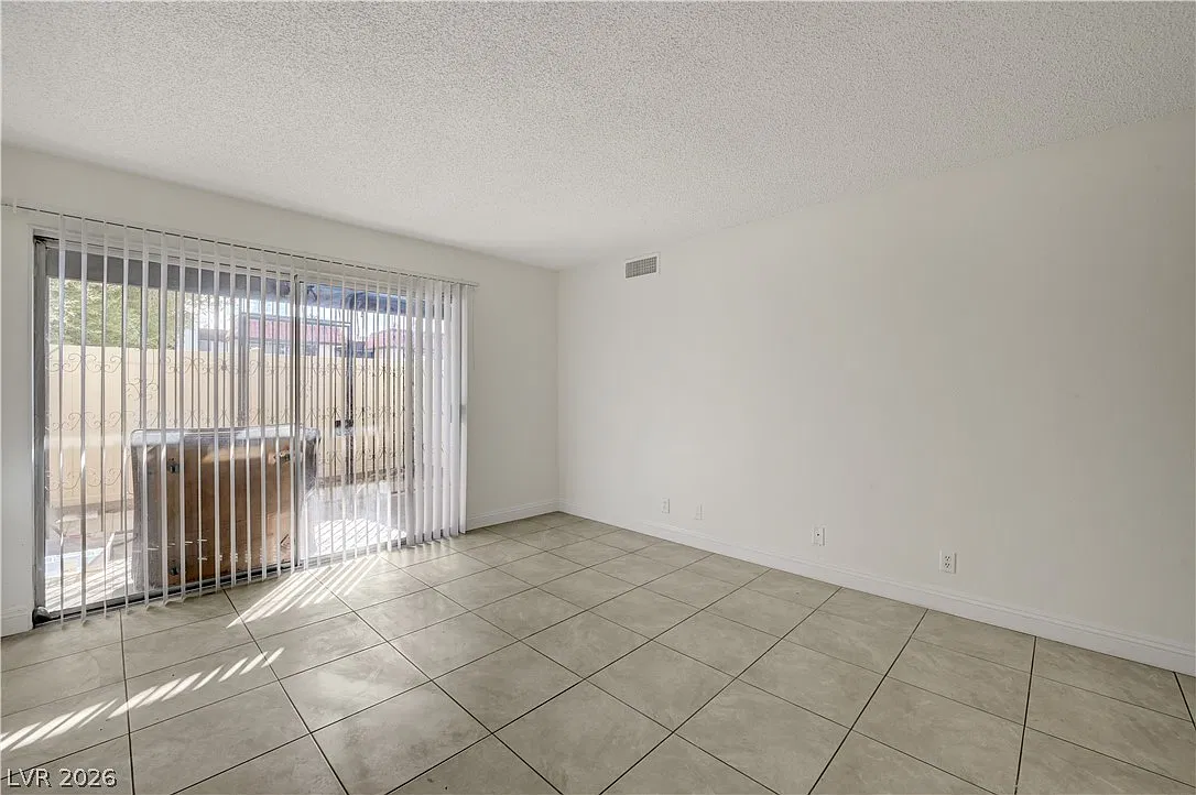 2 bed, 1.0 bath, 863 sqft, $1,050 — Photo 3
