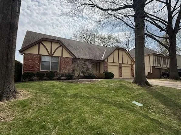 10555 Gillette St, Overland Park, KS 66215