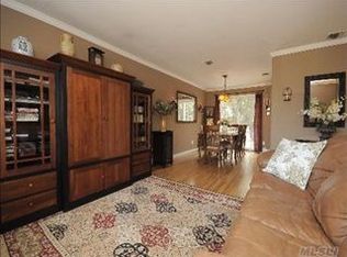 586 Bellmore St, West Islip, NY 11795