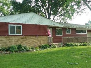 1236 Pleasant Valley Dr, Waterloo, IA 50701