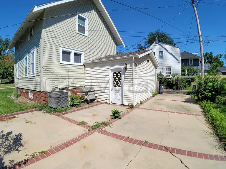1112 Maplewood Dr NE — Photo 9