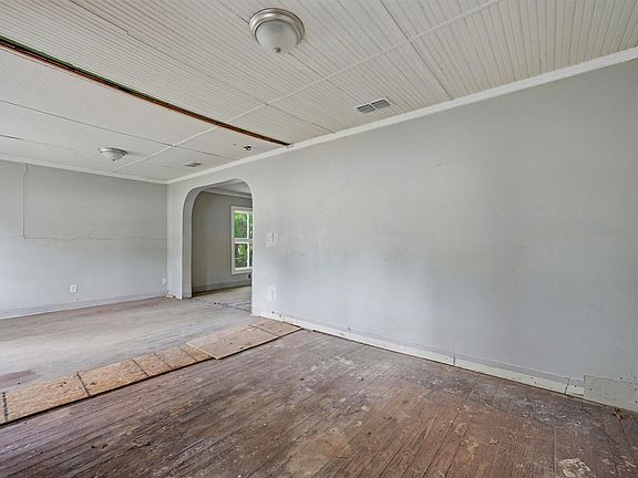 5th image of 829 W Walker St