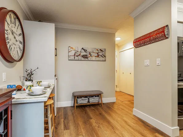 17661 58a Ave #203, Surrey, BC V3S 1N4