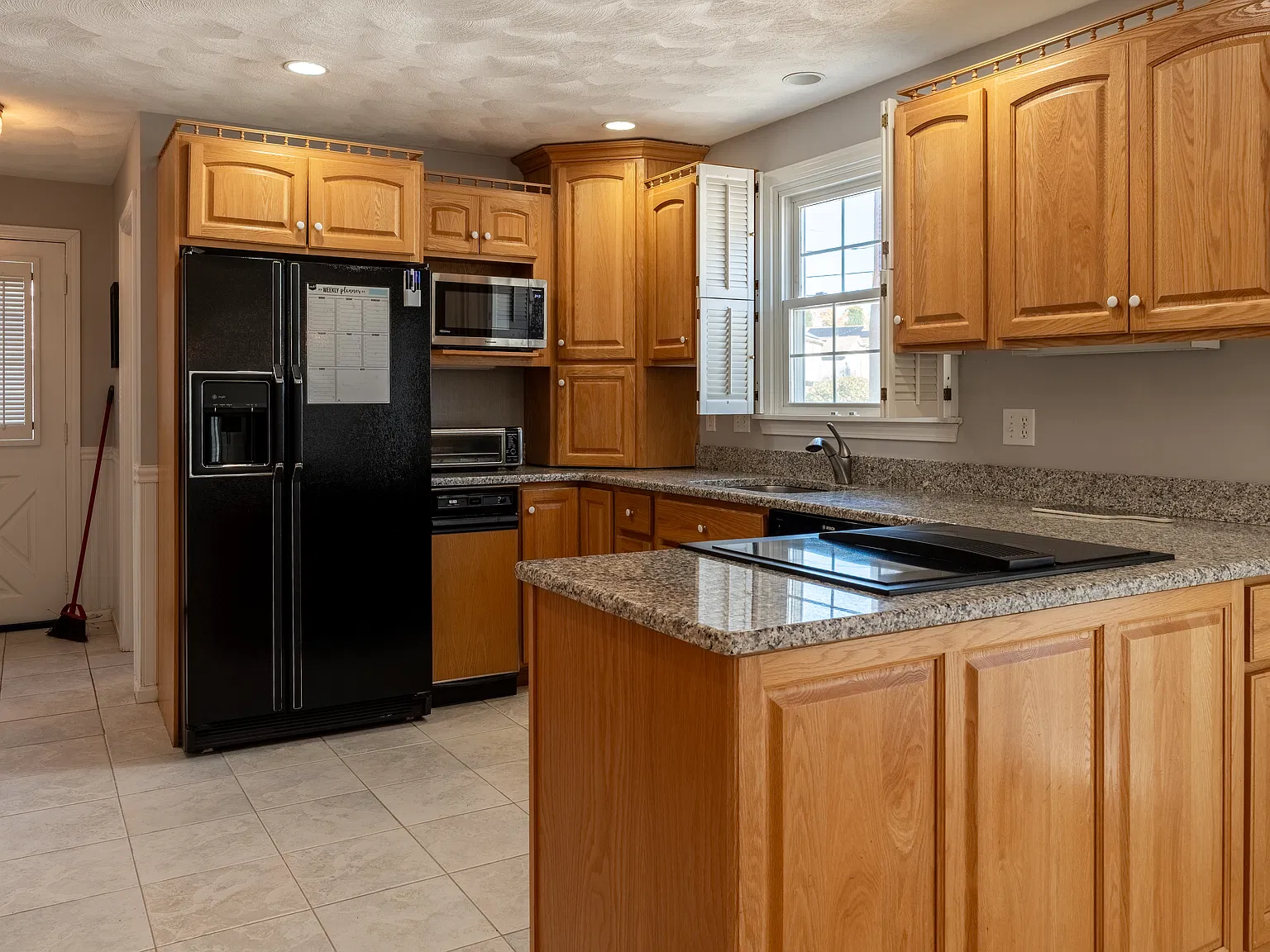 3 bed, 1.5 bath, 1300 sqft, $3,800 — Photo 4