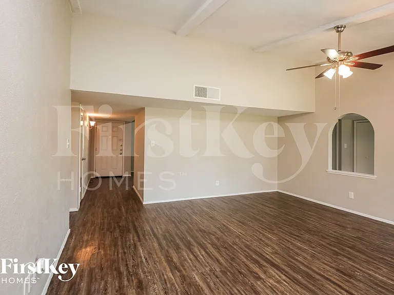 1316 Royal Oak Dr — Photo 3
