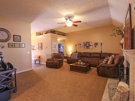 5th image of 304 S Aztec Dr