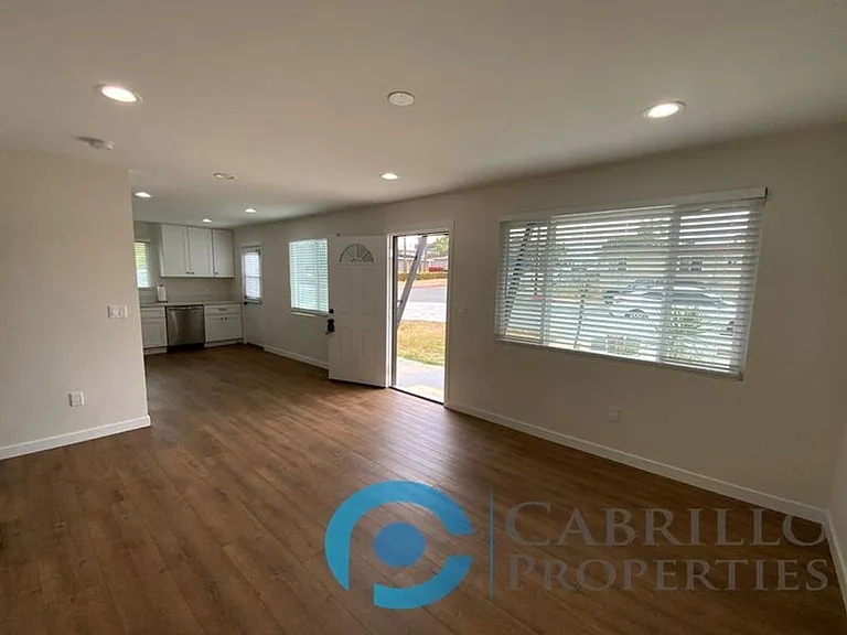 1628 Burton St — Photo 8