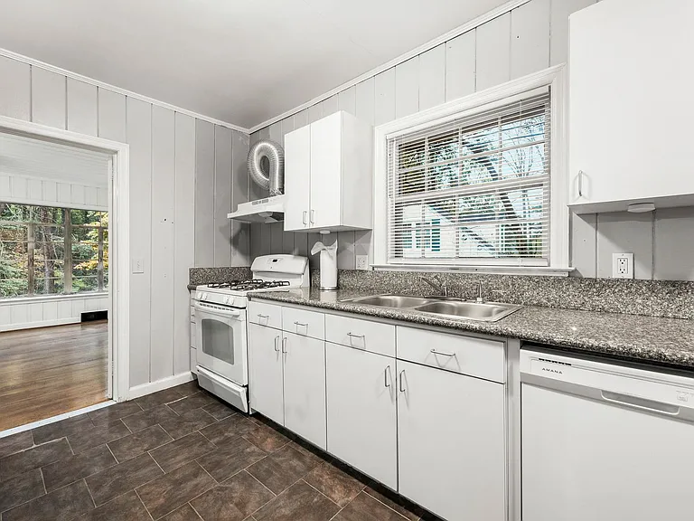 3596 N Stratford Rd NE — Photo 5