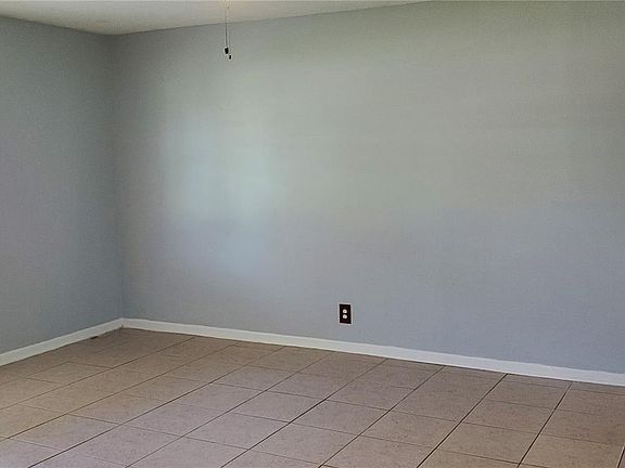 4th image of 6033 Hilltop Ln E