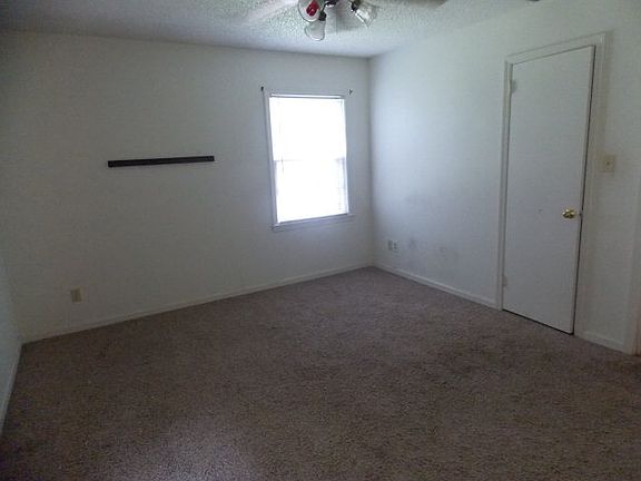 4th image of 2402 Park Ln