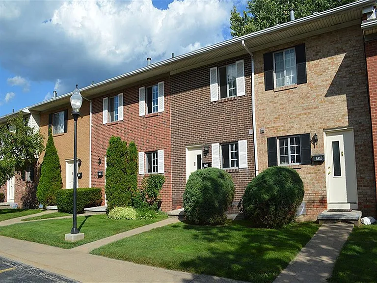 Elmwood Terrace Apartments and Townhomes — Photo 18
