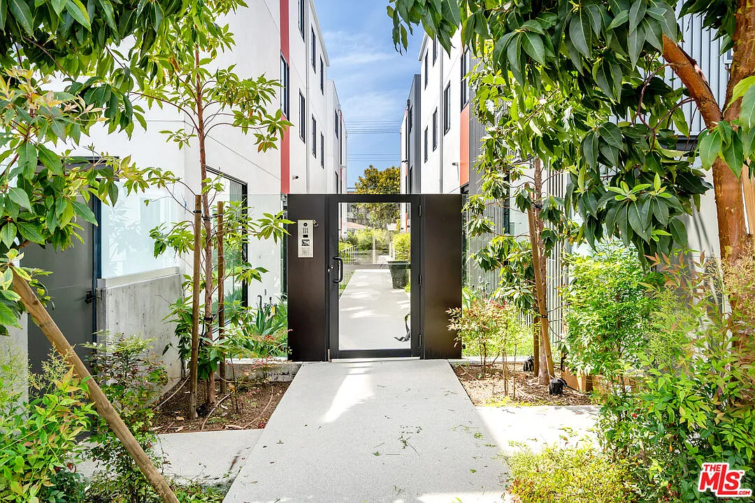 Building Photo - 2017 Barry Ave