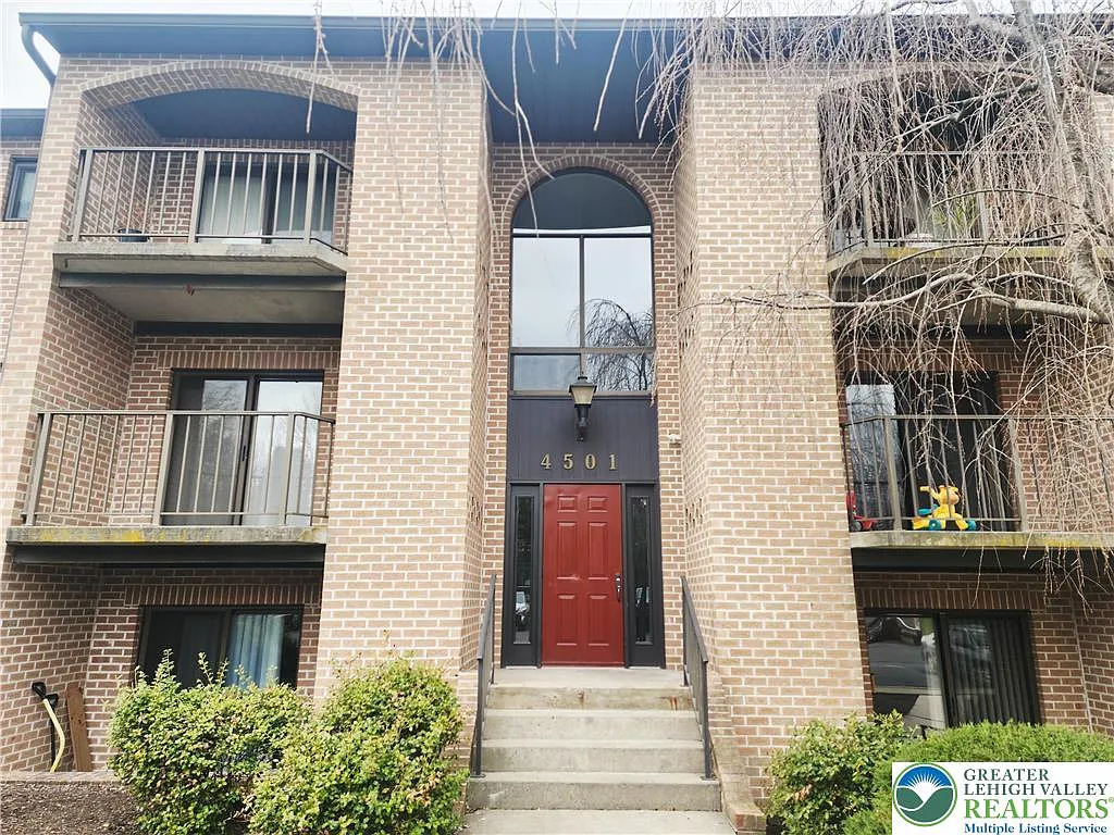 Building Photo - 4501 N Hedgerow Dr #4