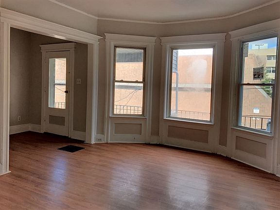 2nd image of 861 Montgomery St #2