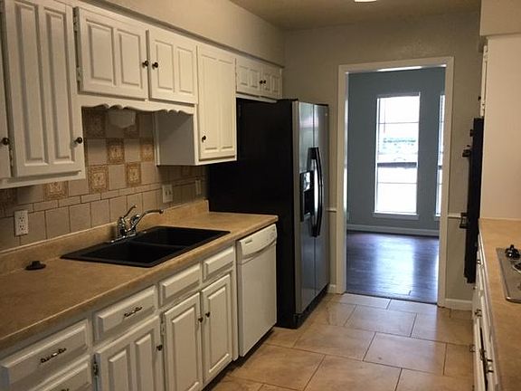 4th image of 1702 Carlton Dr