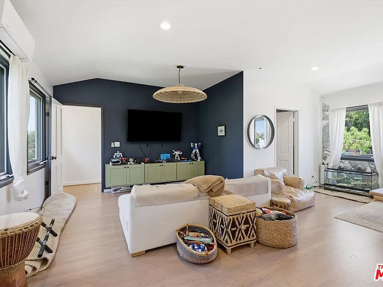 3240 Tilden Ave — Photo 30
