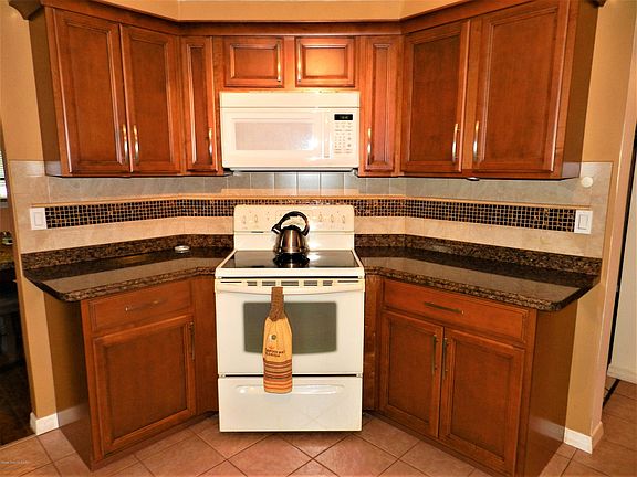 5th image of 705 Oleander Cir