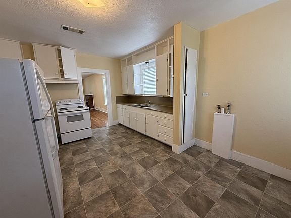 5th image of 2260 Rusk St