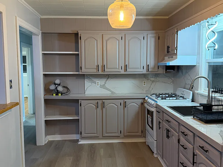711 Linden Ave — Photo 2