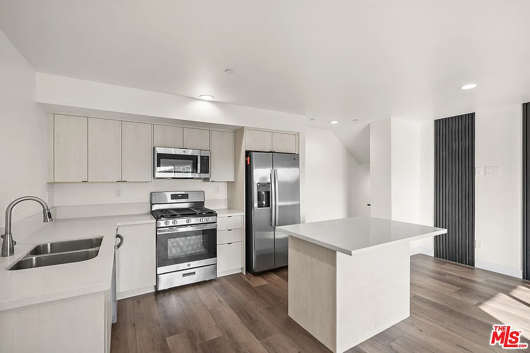 3 bed, 3.5 bath, 1450 sqft, $3,483 — Photo 1