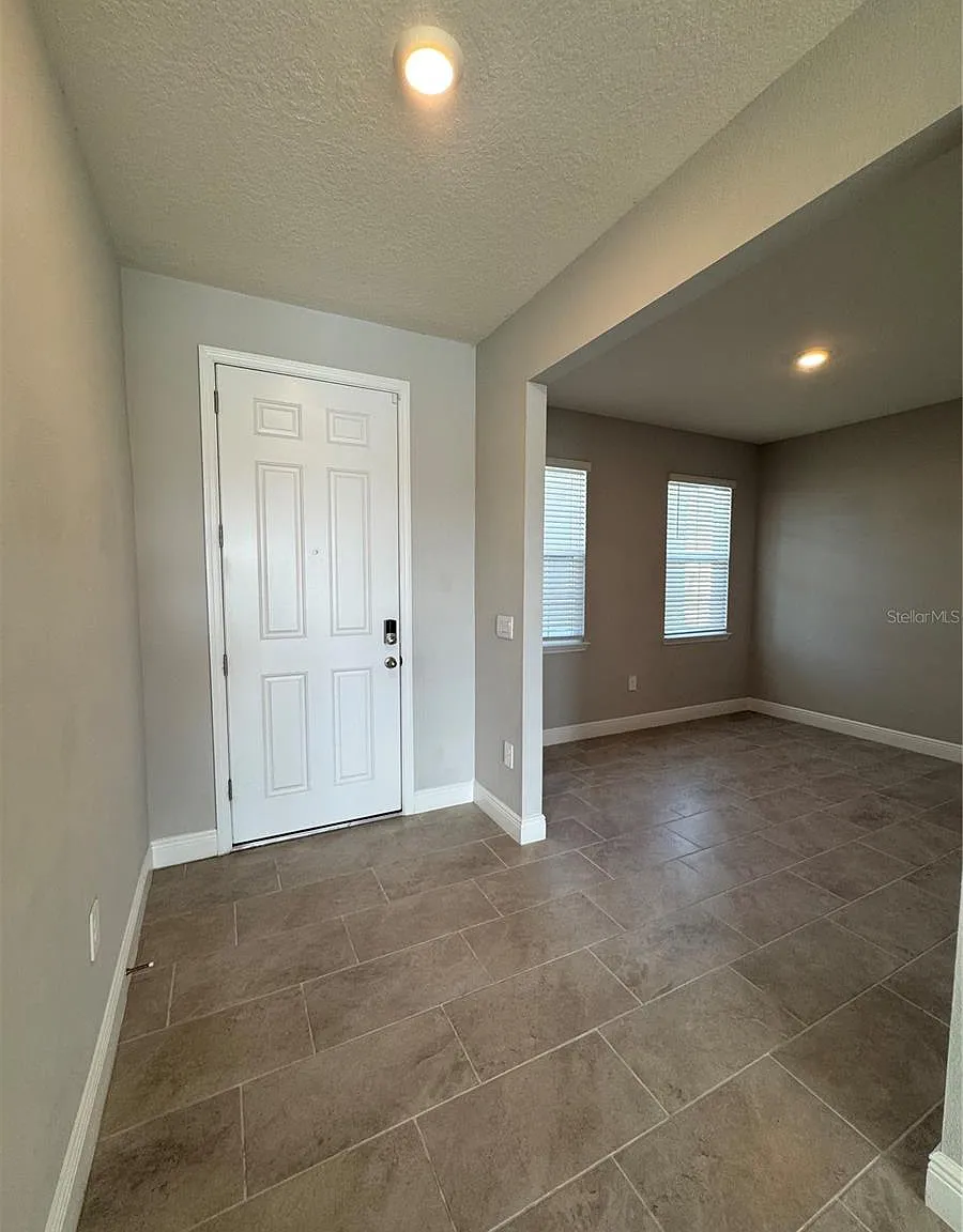 4 bed, 2756 sqft, $3,300 — Photo 2
