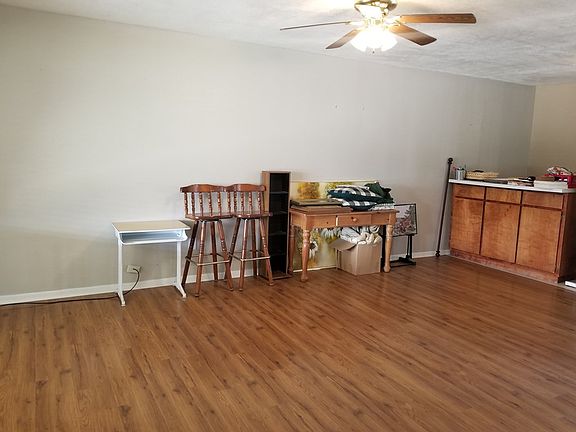 3rd image of 1519 E Everglade Ave
