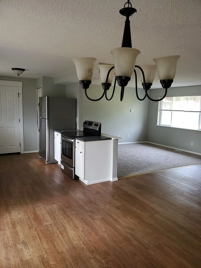 Three Bedroom Home with a garage in Lincoln City! — Photo 2