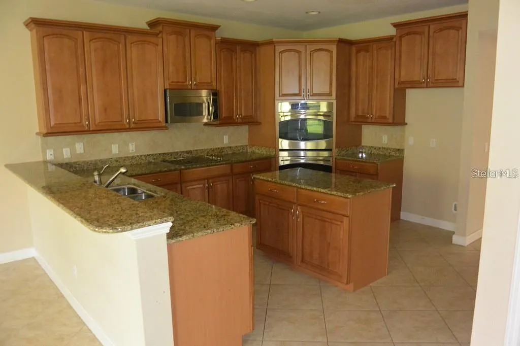 4 bed, 3.5 bath, 3676 sqft, $3,100 — Photo 3