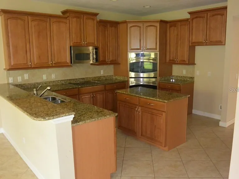 1079 Glenraven Ln — Photo 3