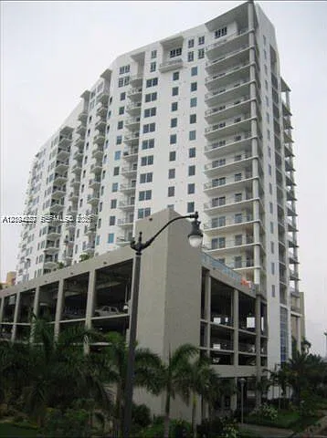 Neo Condo — Photo 1