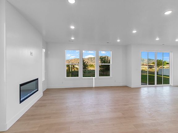 Finished home photos are representational images only. See sales agent for details.