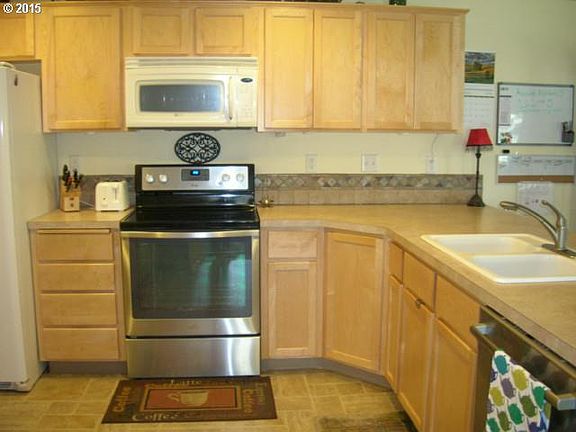 5th image of 300 E 15th Pl