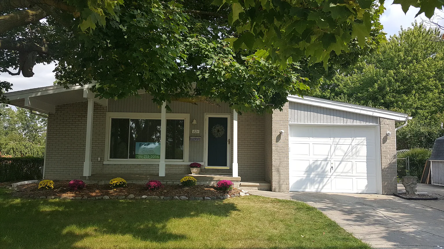 821 Grove Rd photo 1