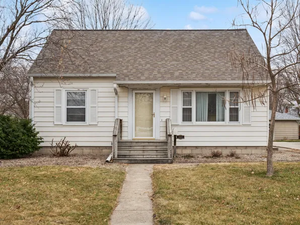 937 12th St, Nevada, IA 50201