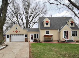 501 2nd St NW, Wells, MN 56097