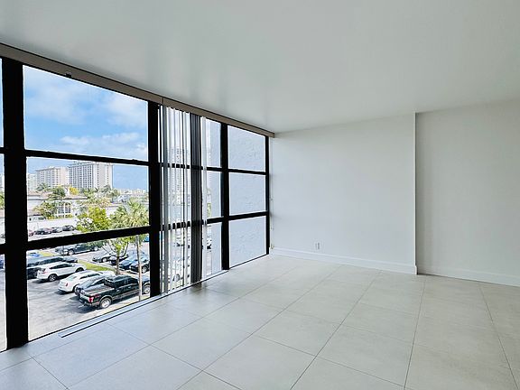 3rd image of 1000 Parkview Dr APT 415