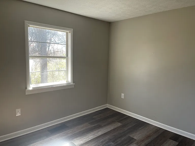 305 Houseal St — Photo 4