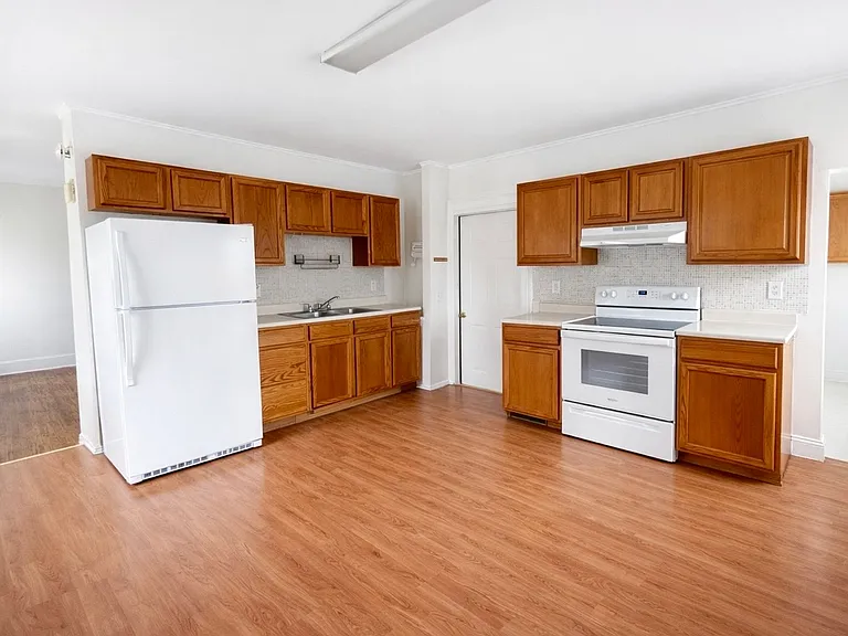 218 N George St — Photo 2