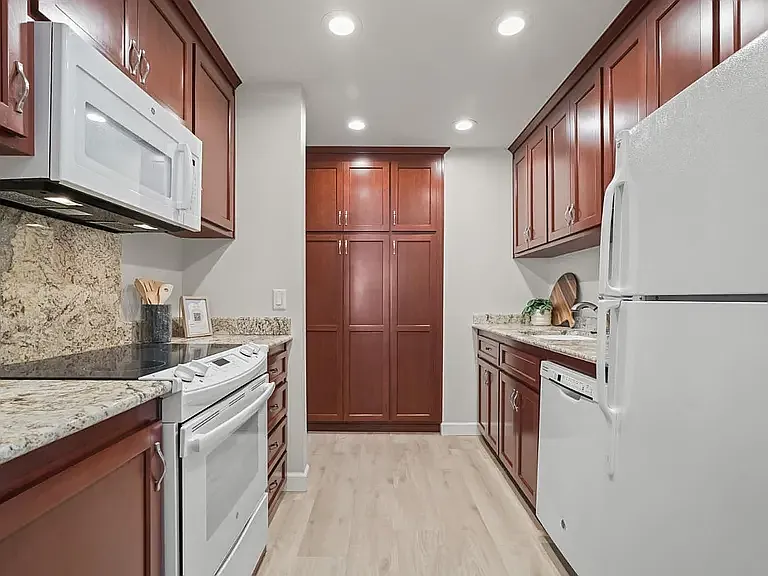 505 Cypress Point Dr #186 — Photo 12