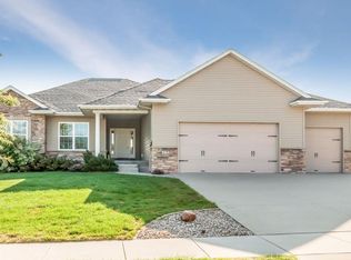 270 White Pine Cir, Robins, IA 52328